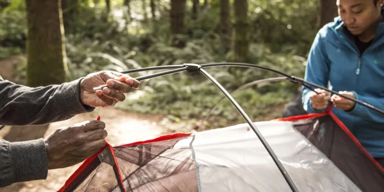 réparer l'arceau et le poteau de tente de camping